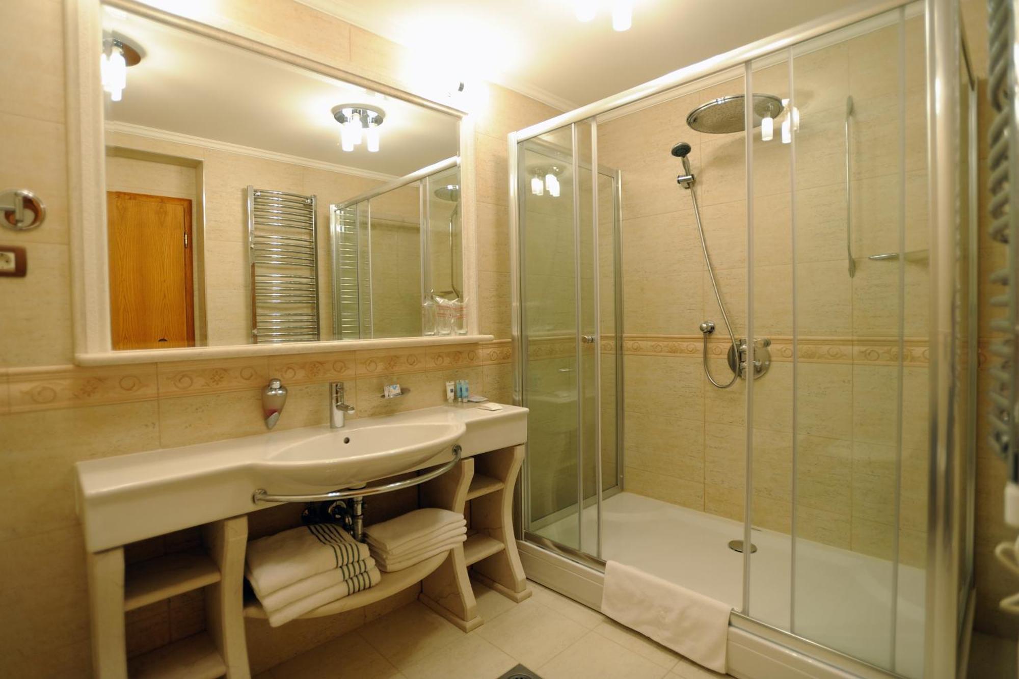 Hotel Solitudo Uble Buitenkant foto
