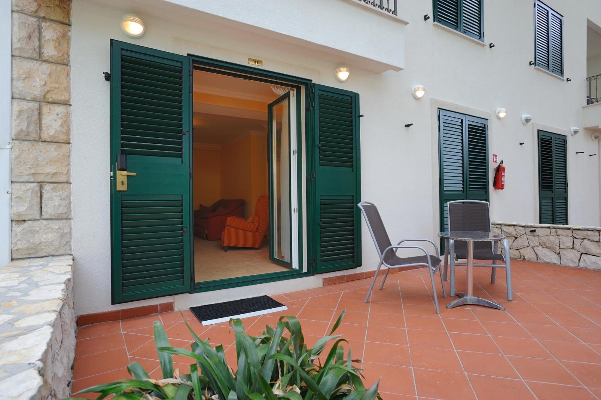 Hotel Solitudo Uble Buitenkant foto