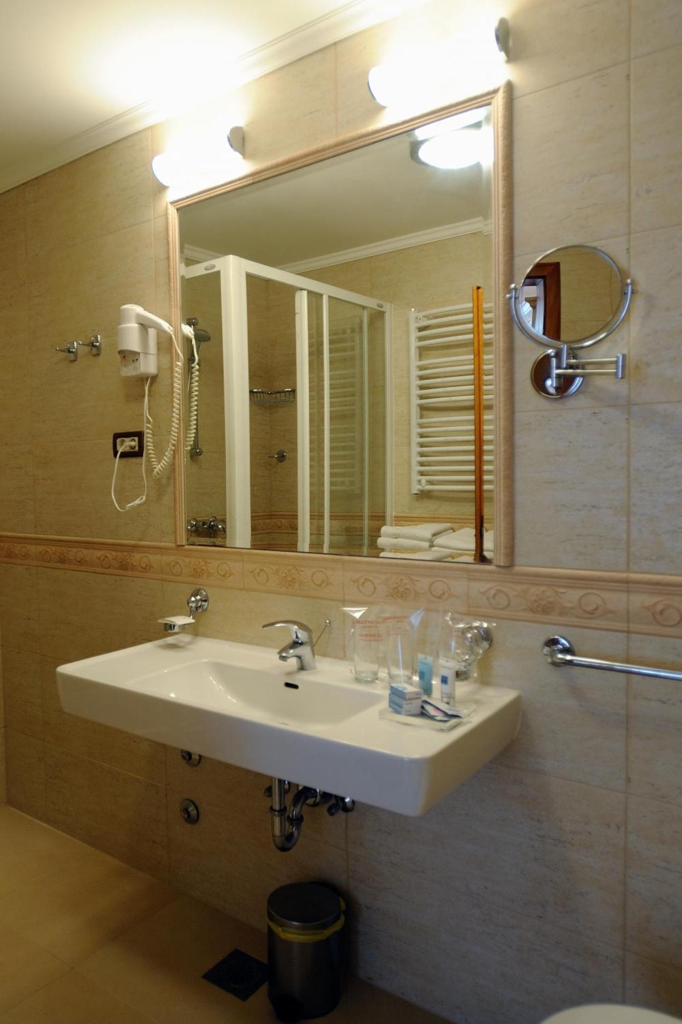 Hotel Solitudo Uble Buitenkant foto